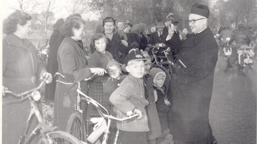 So sah es 1956 aus, als in Westrhauderfehn Pfarrer Brinkmann von seiner neuen Gemeinde eingeholt wurde. Foto: Archiv