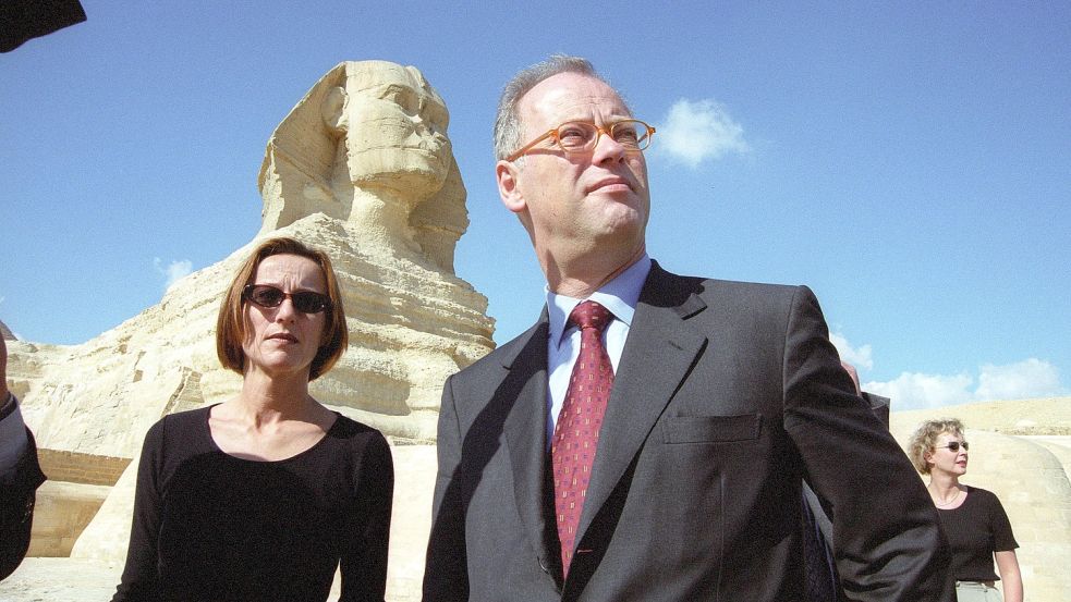 Rudolf Scharping, 2000 SPD-Verteidigungsminister, mit seiner Ehefrau Kristina Gräfin Pilati von Thassul zu Daxberg in Kairo wenige Monate vor ihrer berüchtigten Homestory. Foto: imago images/Dieter Bauer