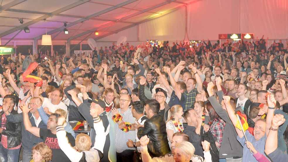 2016 war das Zelt beim Public Viewing in Leer rappelvoll. Ob solch ein Andrang auch bei der Winter-WM herrschen würde, ist die Frage. Fotos: Wolters