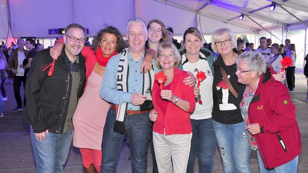 Auch Leeraner SPD-Politiker wie Hauke Sattler (von links), Beate Stammwitz oder Landrat Matthias Groote kamen 2016 ins Zelt.