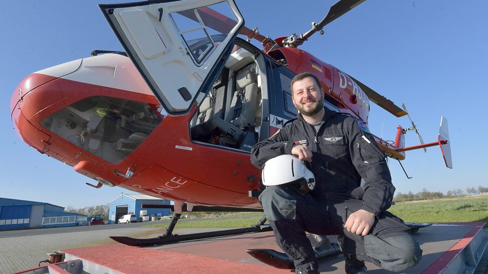Philip Lauffer leitet bei NHC in Emden den Ambulanzflugdienst. Der Helikopter steht einsatzbereit auf einem Podest am Flugplatz. Foto: Ortgies