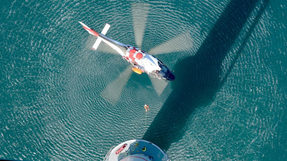 Weil die Helikopter einen Sicherheitsabstand zu den Windenergieanlagen einhalten müssen, werden die Notfallsanitäter über eine schräge Seilverbindung zu der Plattform am Fuß der Bauwerke gebracht. Foto: Privat