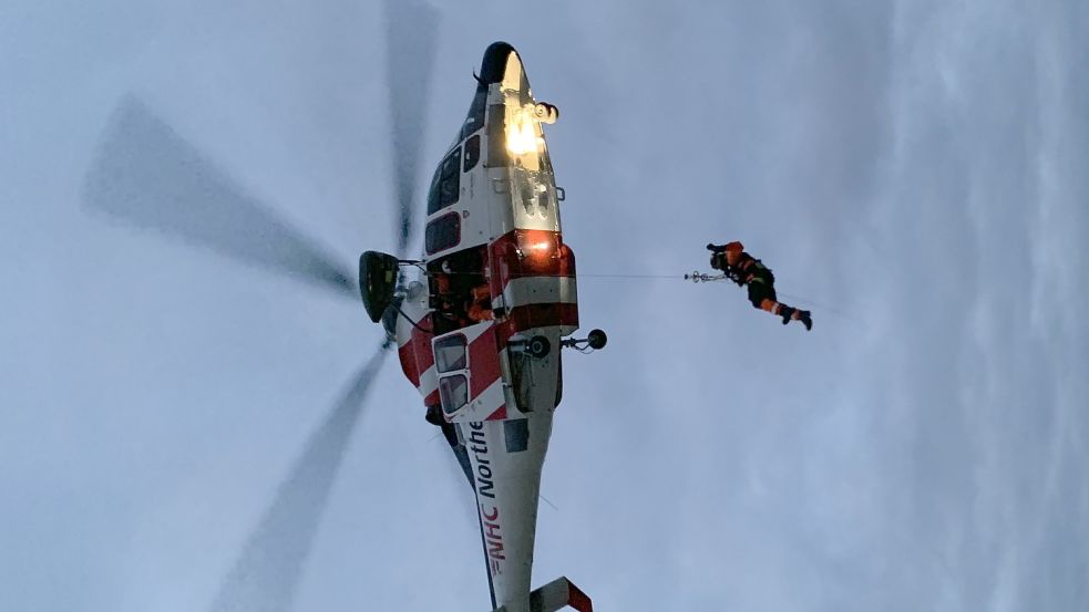 Die Rettungskräfte werden vom Hubschrauber über eine Winde zum Einsatzort abgeseilt. Foto: Privat