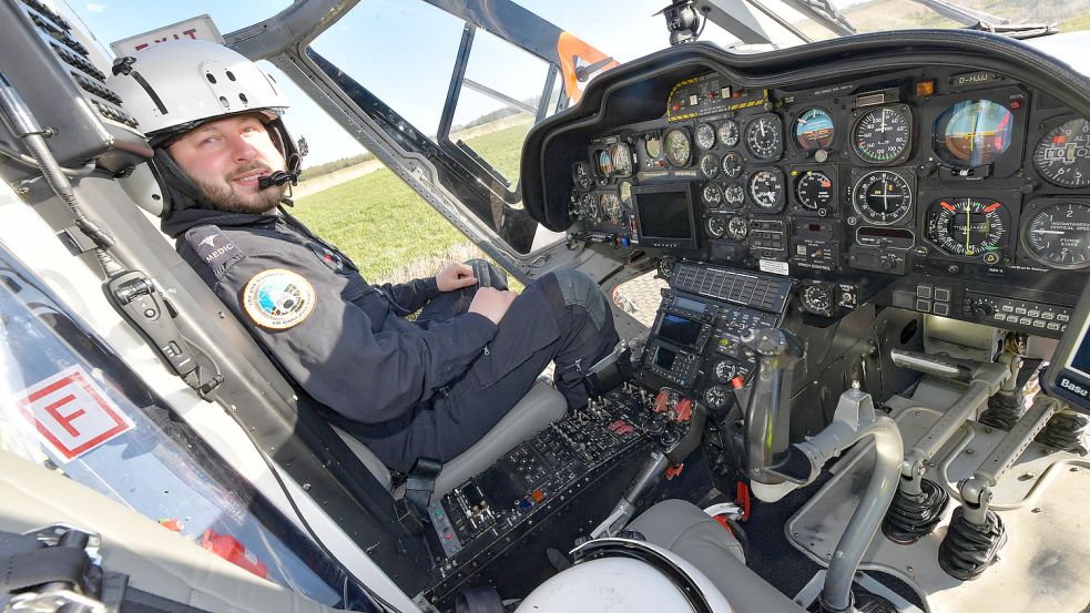 Arbeitsplatz Helikopter: Philip Lauffer übernimmt als Notfallsanitäter an der Seite des Piloten im Cockpit Navigationsaufgaben. Foto: Ortgies