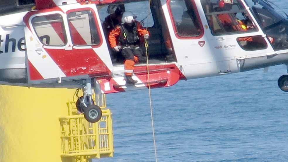 Durch die geöffnete Seitentür hält ein Crewmitglied Sichtkontakt zu dem Kollegen, der zum Unfallort abgeseilt wird. Foto: Privat