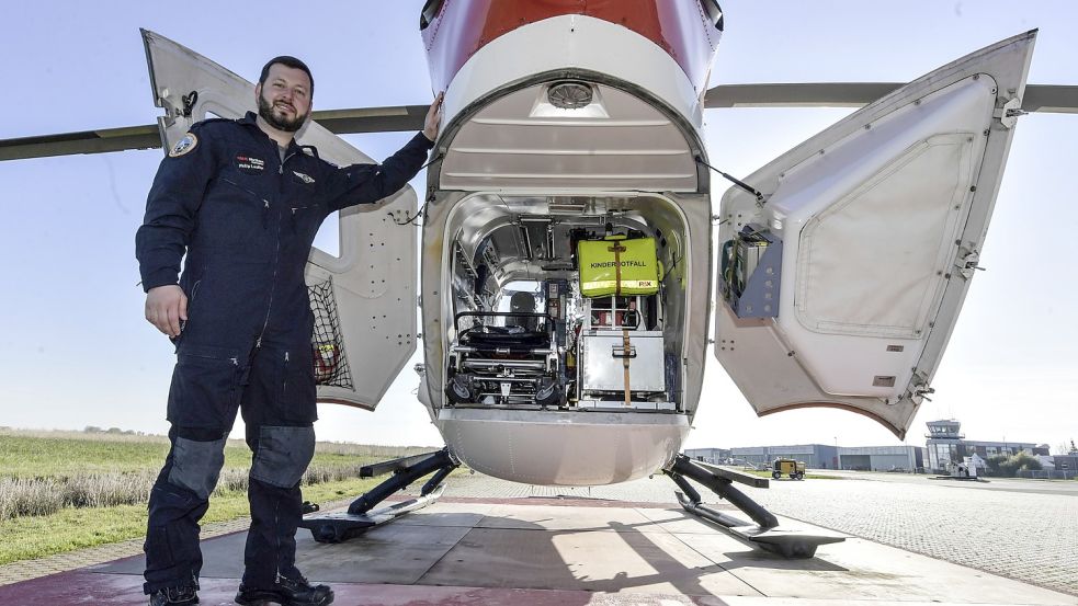 Fliegender Krankenwagen: Philip Lauffer gibt einen Einblick in die Ausstattung des Ambulanz-Helis in Emden. Foto: Ortgies