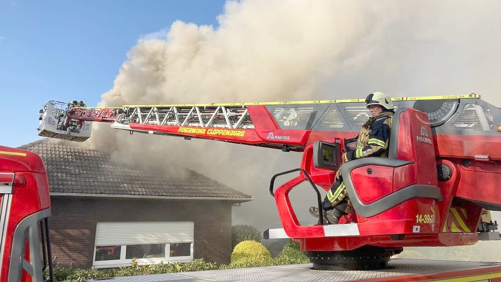 Das Gebäude wurde von Feuer und Löschwasser zerstört. Die Feuerwehr räumte es. Die Bewohner mussten psychologisch betreut werden.