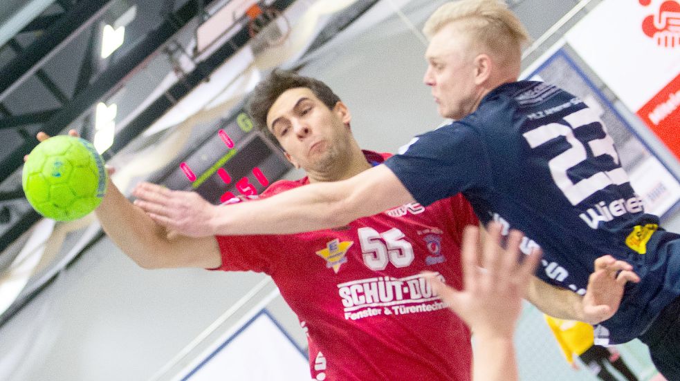 Aurichs Petar Puljic (am Ball) versucht, David Wiencek zu enteilen. Foto: Doden