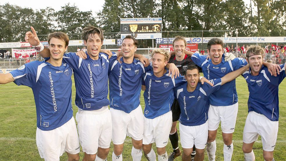 An die erfolgreiche Zeit bei Kickers Emden hat Radovan Vujanovic (Zweiter von links) gute Erinnerungen. Archivfoto: Doden