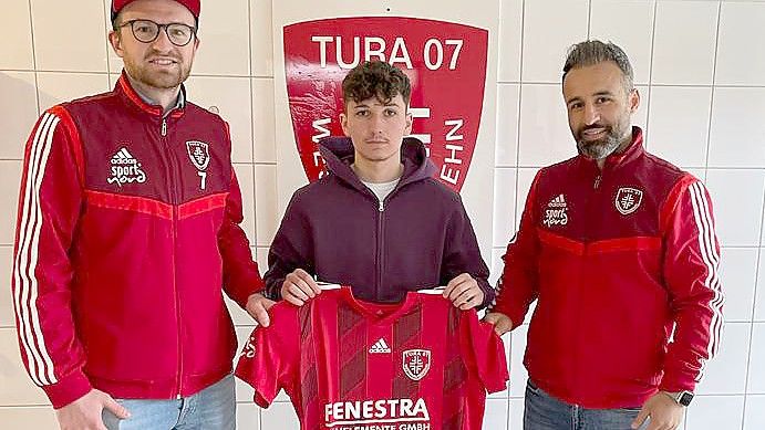 Das künftige Trainerteam von TuRa Westrhauderfehn, Marcel Hinz (links) und Erhan Colak (rechts) freut sich, dass sich Diamant Dreshaj dem Verein im Sommer anschließen wird. Foto: Privat