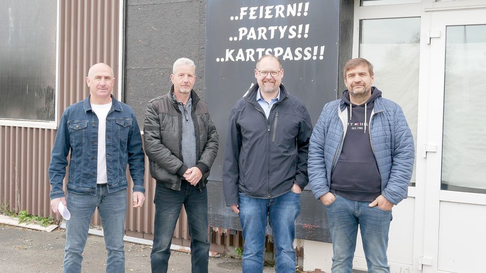 Gemeindejugendpfleger Sulejman Aliev, Hochbauingenieur Jens Störmer, Bürgermeister Thomas Otto und Unternehmer Wadim Polouchin vor dem Eingang des künftigen Jugendtreffs. Foto: Kruse