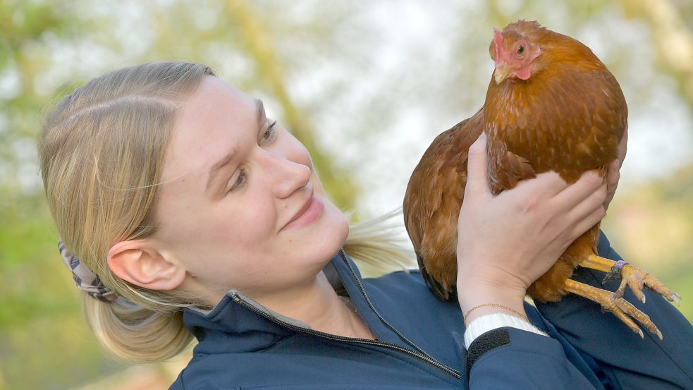 Neele Akkermann züchtet Zwerghühner. Sie hat das Hobby von ihrem Vater übernommen. Foto: Ortgies