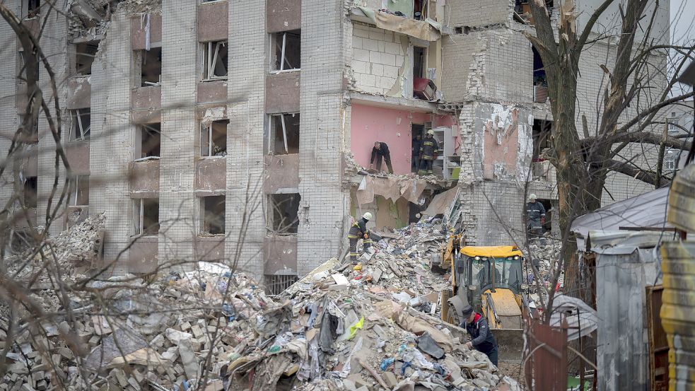 In einem zerstörten Gebäude in Chernihiv suchen Helfer nach Verletzten und Toten. Foto: DPA/AP Photo/Emilio Morenatti