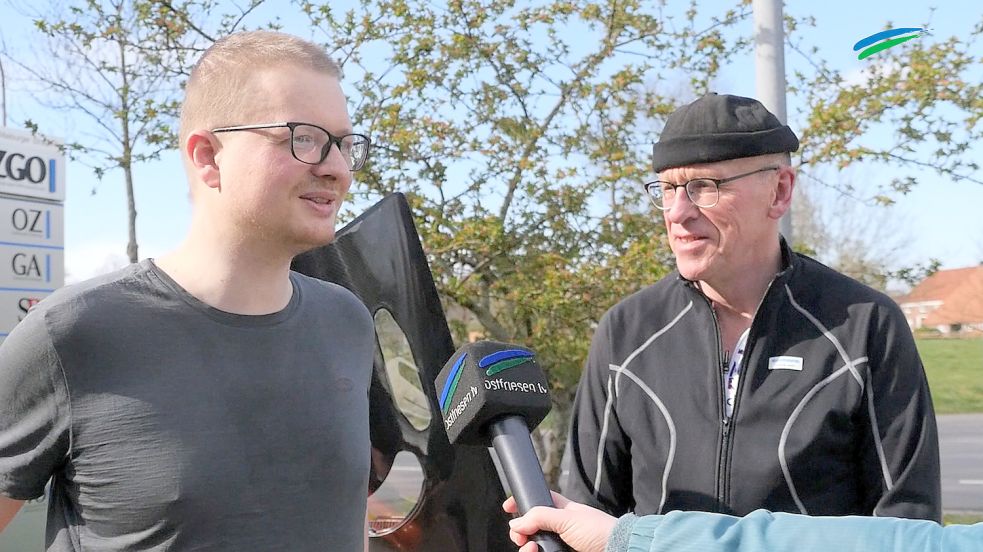 Tjarko Tjaden aus Wrisse (links) und Ludwig de Groot aus Holtrop (rechts) fahren regelmäßig mit dem Velomobil zur Arbeit. Foto: Jasmin Keller