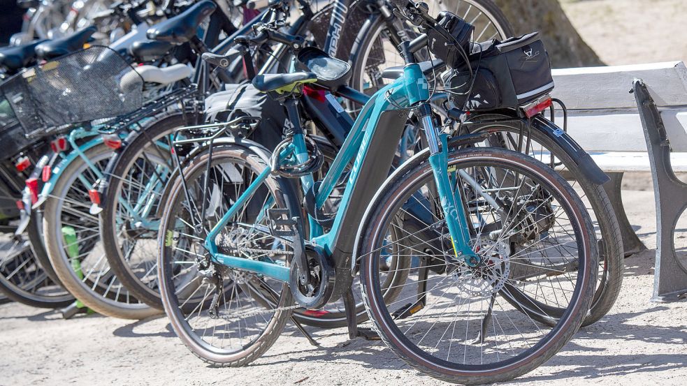 Elektroräder, abgestellt auf der Insel Usedom. Seit fünf Jahren steigt auf der Ostsee-Insel die Anzahl von Diebstählen hochwertiger E-Bikes stetig an. Nun scheint dieser negative Trend rübergeschwappt zu sein in diese Region. Foto: Sauer/DPA