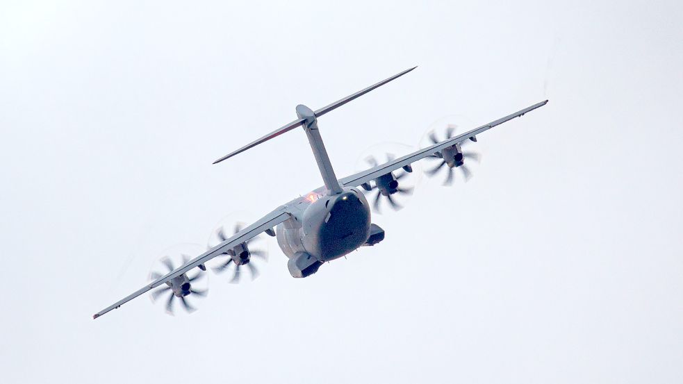 Während das Transportflugzeug vom Typ Airbus A400M fliegt, müssen zahlreiche Hubschrauber der Bundeswehr wegen Mängeln am Boden bleiben. Foto: dpa