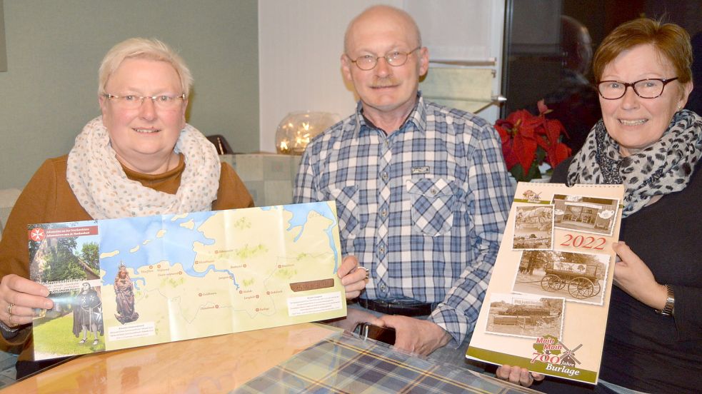 Das Orga-Team plant die nächsten Veranstaltungen zum Thema „700 Jahre Burlage“. Das Foto zeigt (von links) Elisabeth Behrends, Hermann Lind und Maria Janßen. Es fehlen: Wolfgang Harms und Heinz Kuiper. Foto: Weers