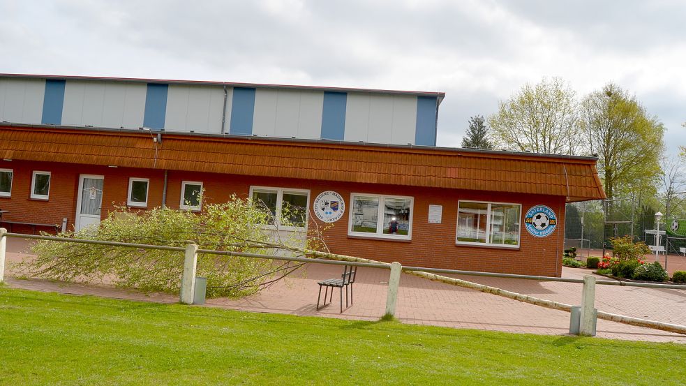 Die zum Maibaum bestimmte Birke liegt bereits vor der Sportlerklause in Strücklingen. Dort wird sie vom Club Birke am Sonnabend, 30. April, aufgestellt. Foto: Fertig