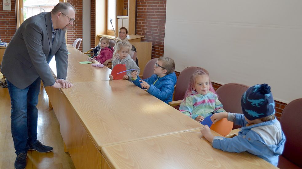 Offen, zugewandt und anschaulich beantwortete Saterlands Bürgermeister Thomas Otto die Fragen der Strücklinger Kindergartenkinder, die ihn am Freitag im Rathaus besuchten. Fotos: Fertig