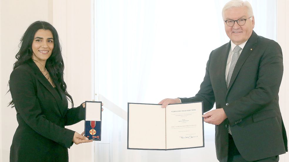 Die ehemalige Emder Studentin Bjeen Alhassan bekam von Bundespräsident Frank-Walter Steinmeier im Dezember 2021 die Verdienstmedaille des Verdienstordens der Bundesrepublik Deutschland verliehen – aufgrund ihres „Engagements in der Einwanderungsgesellschaft“. Foto: Kumm/dpa