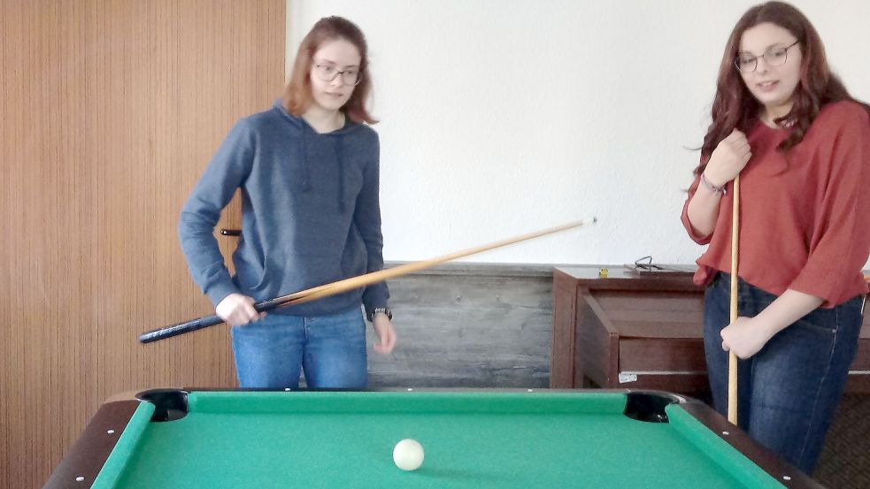 Cindy Meyer (links) und Joelline Schmidt freuen sich, dass es im Jugendtreff Collinghorst wieder losgeht. Foto: privat