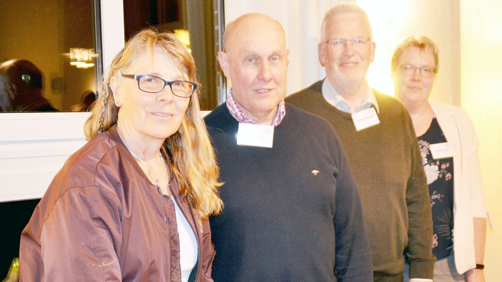 Der Vorstand der Kirchenkreissynode - Petra Prins (von links), Pastor Hartmut Kutsche, Ewald Pollmann und Maike Schulte - zeigte sich zuversichtlich über die Zukunft des Kirchenkreises. Foto: Ostendörp