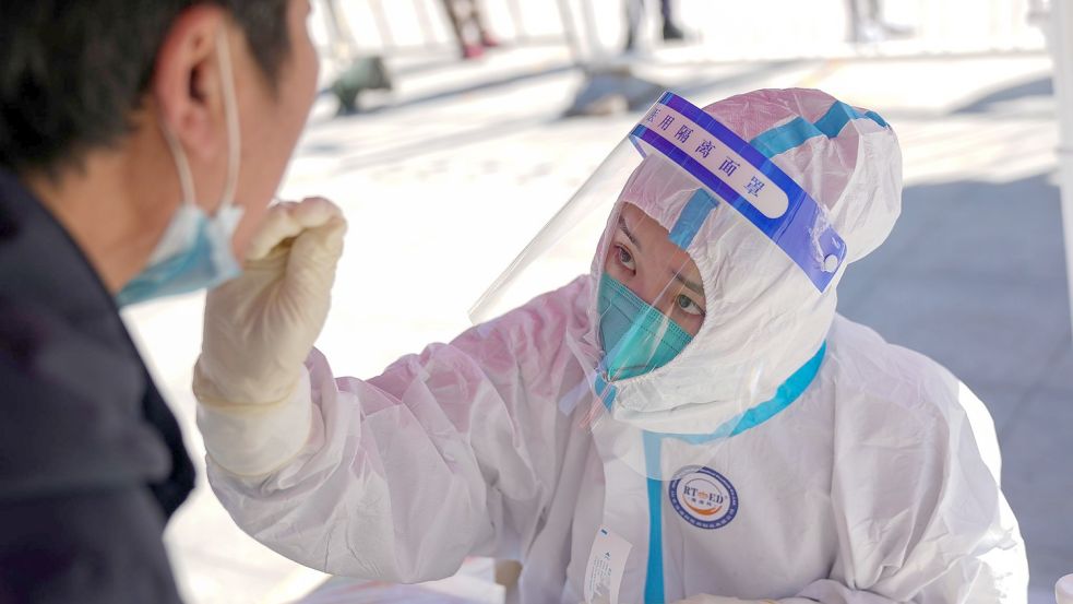 Eine medizinische Angestellte testet einen Anwohner im Bezirk Daxing auf das Coronavirus. Foto: Peng Ziyang/XinHua/dpa