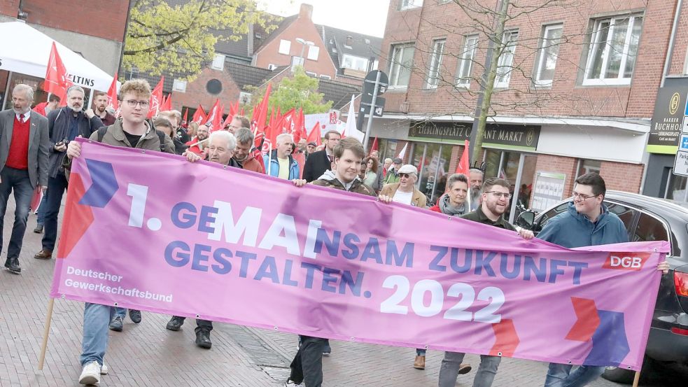 Der Demonstrationszug zum „Tag der Arbeit“ führte unter anderem am Neuen Markt in Emden entlang. Foto: Hock