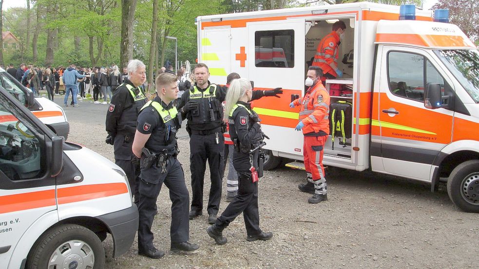 Die Zusammenarbeit zwischen Polizei und den haupt- als auch ehrenamtlichen DRK-Mitarbeitern klappte in Thüle auch in diesem Jahr wieder hervorragend. Foto: Wilken