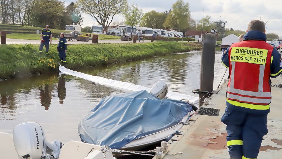 Die Helfer des THW Cloppenburg setzten in Ölsperren im Hafenbecken von Barßel. Foto: Passmann