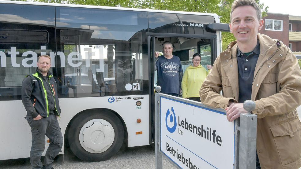 Stefan Koopmann (Kfz-Werkstatt, von links), die beiden Fahrer der Lebenshilfe Timo Lippold und Roswita Fokken sowie Fuhrparkleiter Stephan Leonhard kennen sich mit Umleitungen aus. Foto: Ortgies