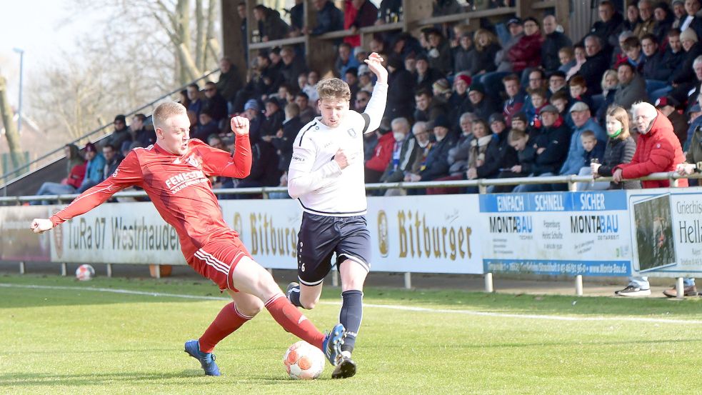 TuRa 07 Westrhauderfehn (links) verpasste die Aufstiegsrunde durch die 1:2-Niederlage gegen Papenburg unglücklich und knapp. Foto: Damm