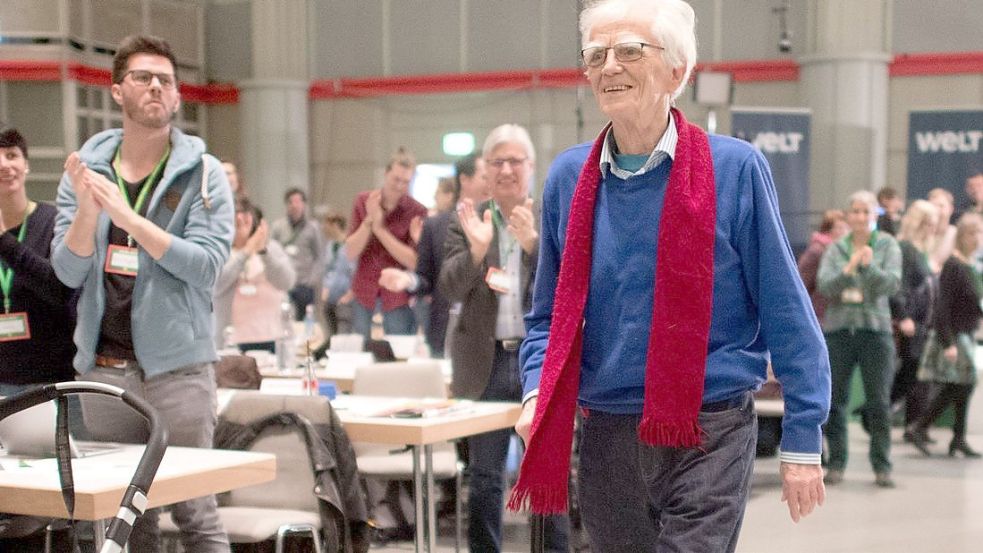 Stehende Ovationen: Ströbele jüngst auf einer Bundesdelegiertenkonferenz. Er war der erste Grüne, der für seine Partei ein Direktmandat errang und verteidigte es bei drei weiteren Bundestagswahlen. Foto: Julian Stratenschulte/dpa