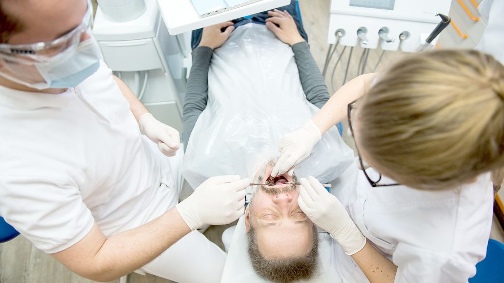 Regelmäßige Kontrolltermine beim Zahnarzt sollten eingehalten werden, um Erkrankungen vorzubeugen. Foto: DPA/Reinhardt
