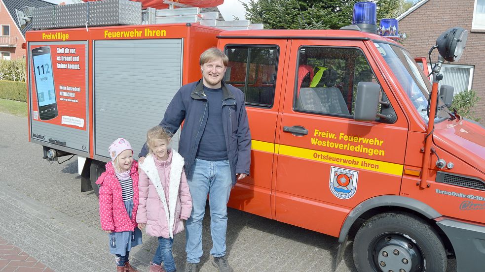Mit einem Feuerwehrauto wurde der neue Pastor der evangelisch-reformierten Kirchengmeinde Ihrenerfeld, Thomas Bruns, von seinem neuen Wohnort an der Raiffeisenstraße zur Einholungsfahrt abgeholt. Das Foto zeigt ihn mit seinen beiden Kindern Neeske (mitte) und Swantje (links). Foto: Weers