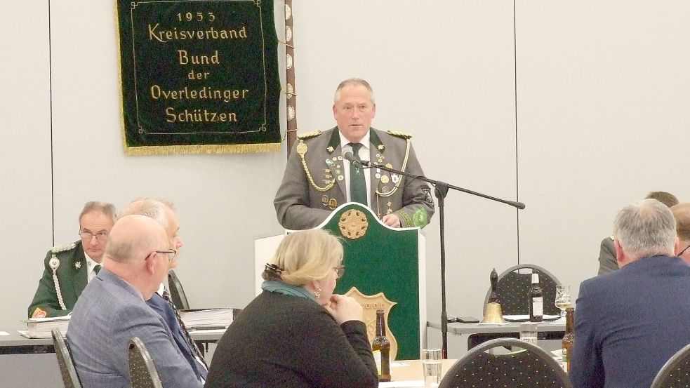 Präsident Karl-Gerhard Laaken (am Rednerpult) konnte zur Versammlung viele Gäste und Mitglieder zur Versammlung in Ostrhauderfehn begrüßen. Foto: Scherzer