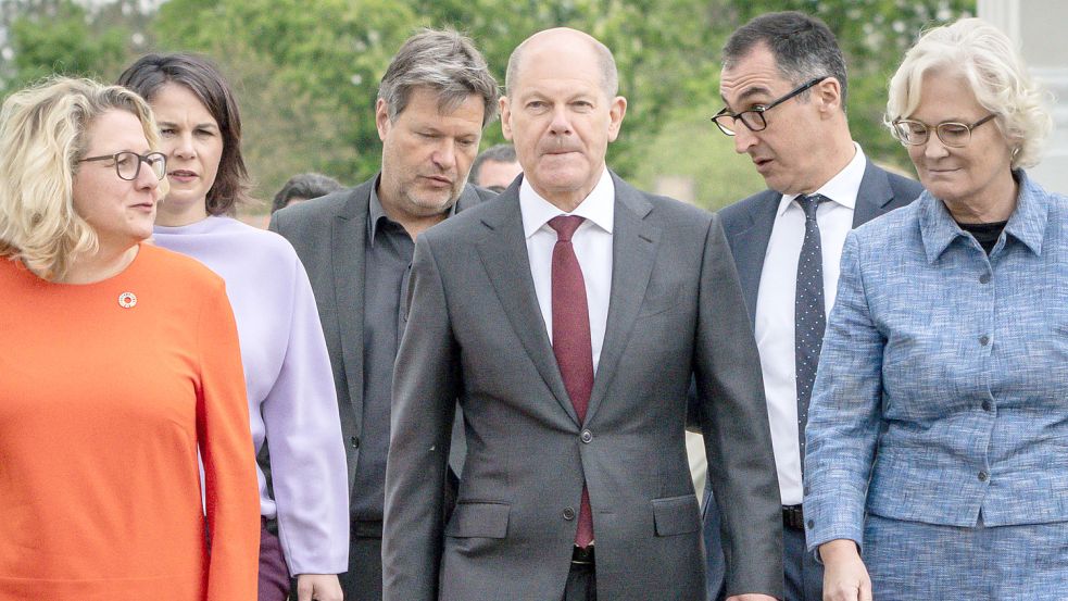Bundeskanzler Olaf Scholz (SPD) umringt von seinen Kabinettsmitgliedern Foto: Kappeler/dpa