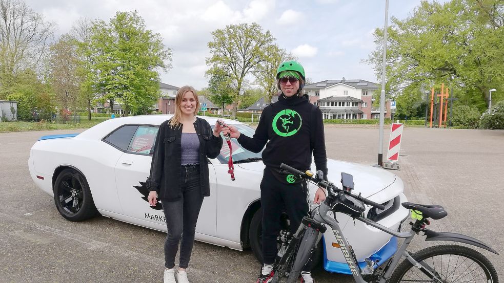 Michael Bohnen gab seine Autoschlüssel an Neele Venekamp, die das Stadtradeln gemeinsam mit der Gemeindeverwaltung organisiert. Foto: Gemeinde Barßel