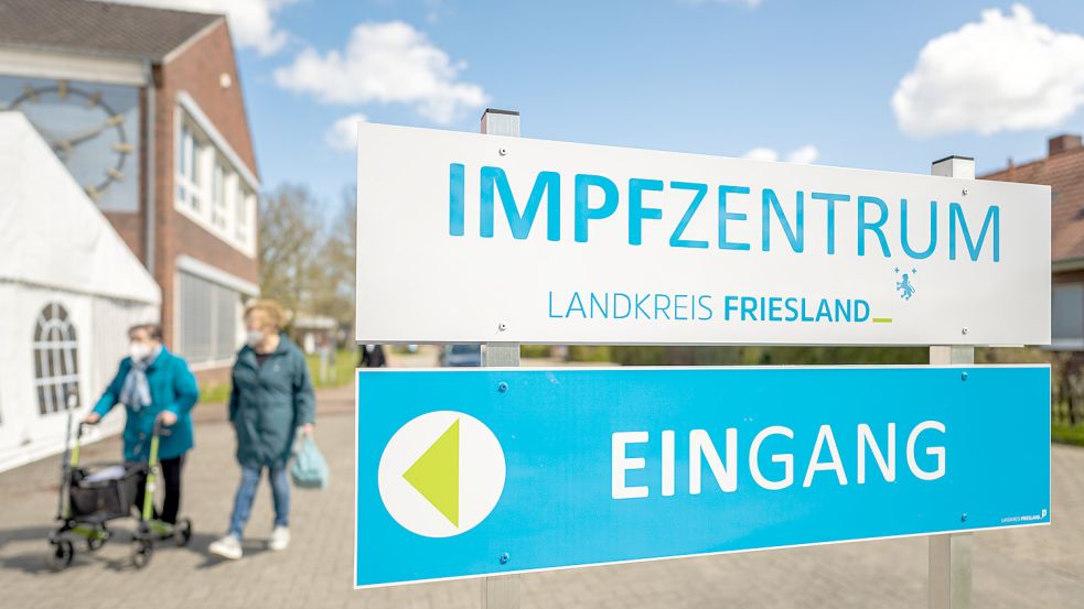 Das Friesländer Impfzentrum kam im vergangenen Jahr nicht aus den Schlagzeilen. Jetzt gibt es einen Prüfbericht der Kreisverwaltung. Foto: Assanimoghaddam/dpa