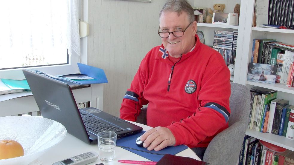 Achim Schneider hat als Schiedsmann viel zu tun. Zuhause hat er dafür einen Bürobereich eingerichtet. Foto: Scherzer