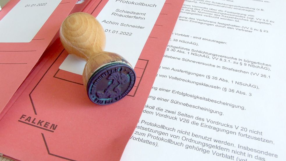 Das Schiedsamt beinhaltet auch viel Bürokratie. Zum Beispiel muss Achim Schneider Protokolle führen. Foto: Scherzer