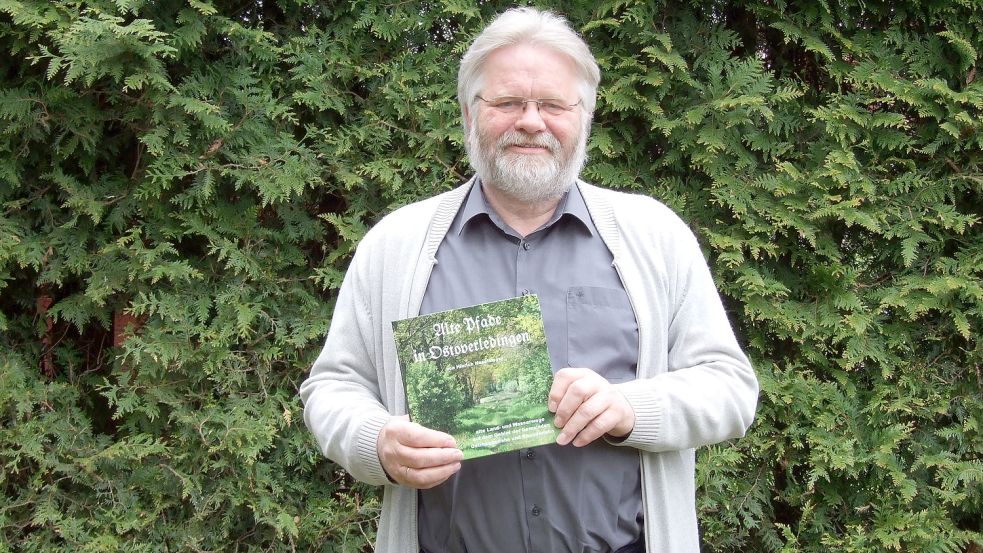 Autor Hinrich Heselmeyer stellt sein neuestes Buch in Rhauderfehn, Holte und Potshausen vor. Fotos: Scherzer