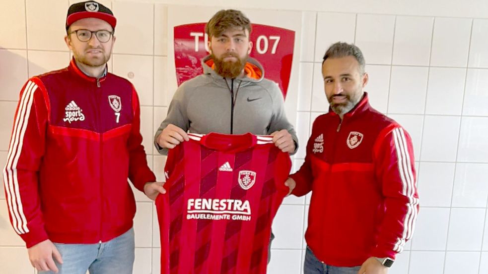 Arlind Jonjic (Mitte) wurde bei TuRa Westrhauderfehn an diesem Dienstag als Neuzugang vorgestellt. Über den Wechsel freut sich das kommende TuRa-Trainerteam, das aus Marcel Hinz (links) und Erhan Colak besteht. Foto: privat