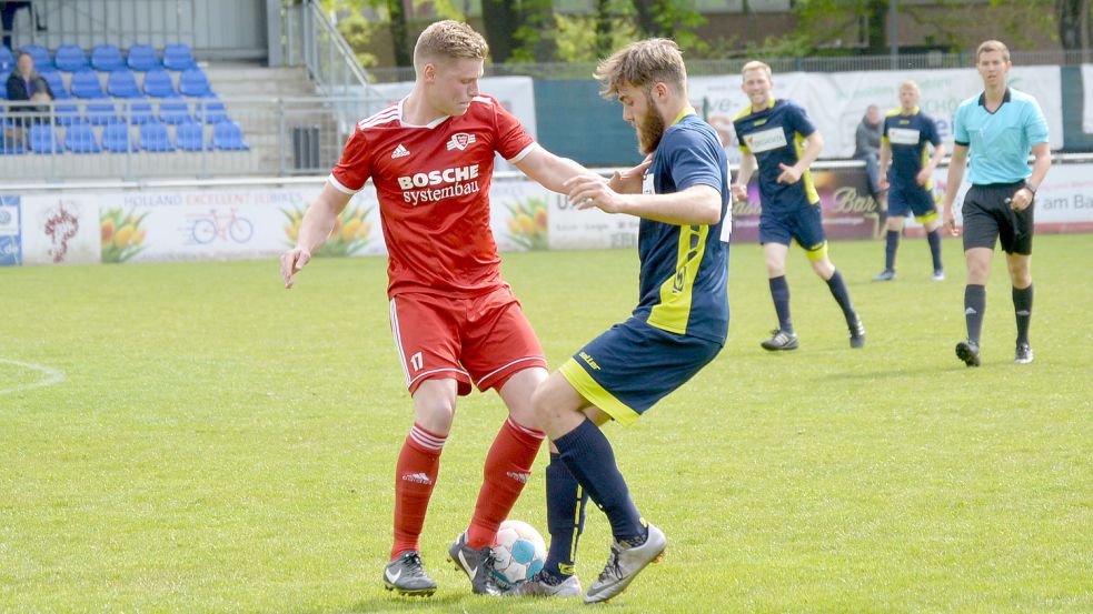 Während Oythe nach drei Siegen in Serie Hoffnung schöpft, ist die bei Leer (rechts Arlind Jonjic) nach Pleite Nummer fünf in Serie weiter gesunken. Foto: Weers