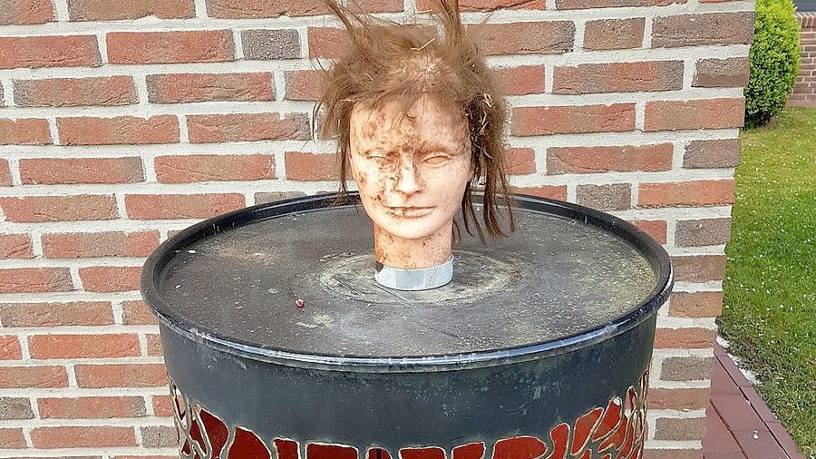 Auf einer Metalltonne wurde der Frauenkopf aus Plastik platziert. Foto: Polizei