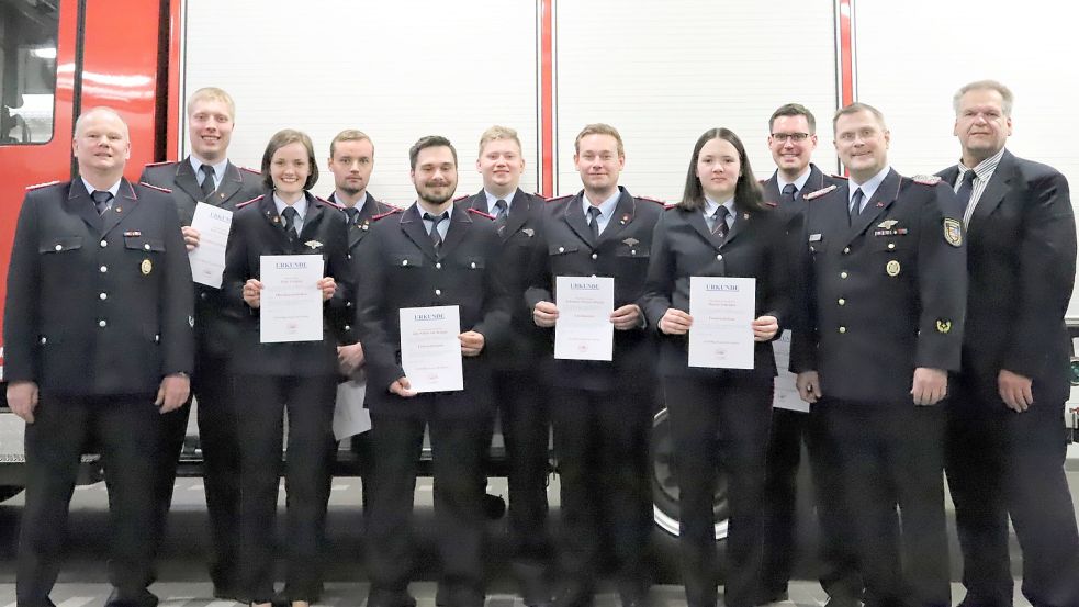 Die geehrten und beförderten Kameraden der Freiwilligen Feuerwehr Barßel mit den Ehrengästen. Foto: Passmann