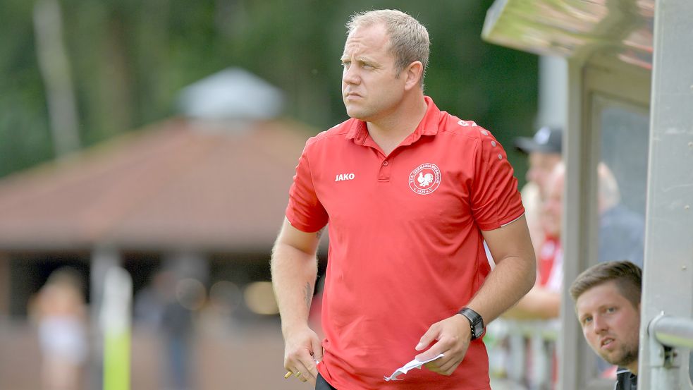 Freute sich über den ersten Sieg gegen ein Topteam: Germania-Trainer Frank Löning. Archivfoto: Ortgies