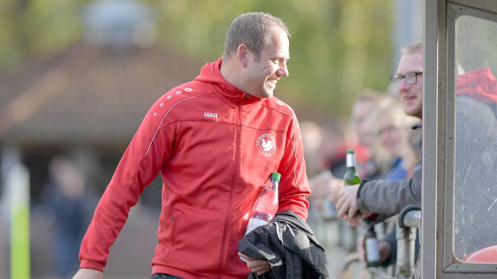 Ex-Profi und Wiesmoor-Trainer Frank Löning freut sich auf die Larrelt-Partie. Foto: Ortgies