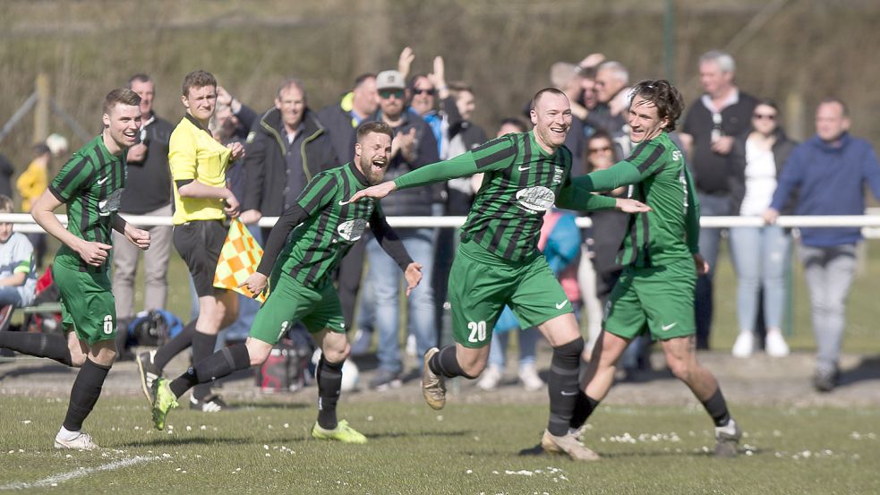 Nachdem Patrick Bygus (Zweiter von rechts) das 3:2 in der Nachspielzeit geschossen hatte, gab es kein Halten mehr. Foto: Doden