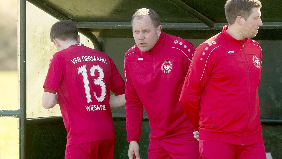 Weil die Personalnot groß war, spielte der 40-jährige Frank Löning Sonntag in Larrelt sogar eine Halbzeit lang noch mit. Foto: Doden